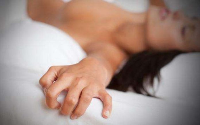 Mains de femme qui à un orgaslme dan son lit