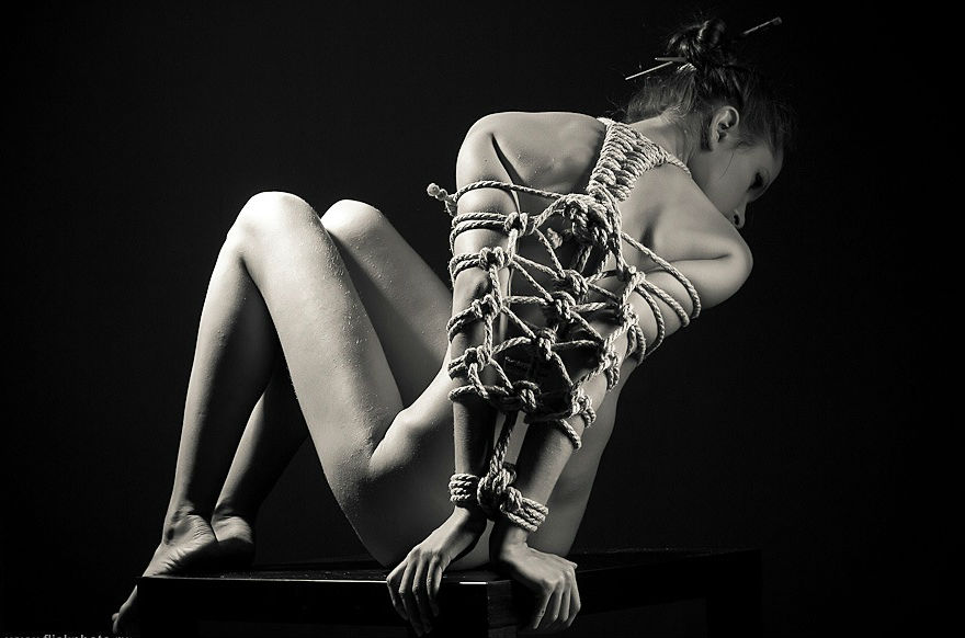Femme attaché par des cordes  en bondage